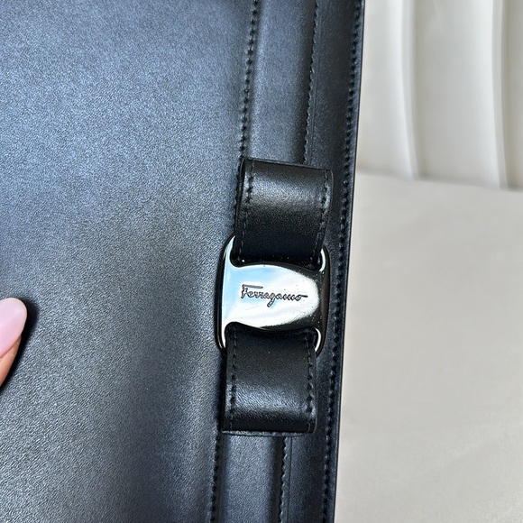 SALVATORE FERRAGAMO Vara Bow Smooth Leather Shoulder Bag - Picture 2 of 8